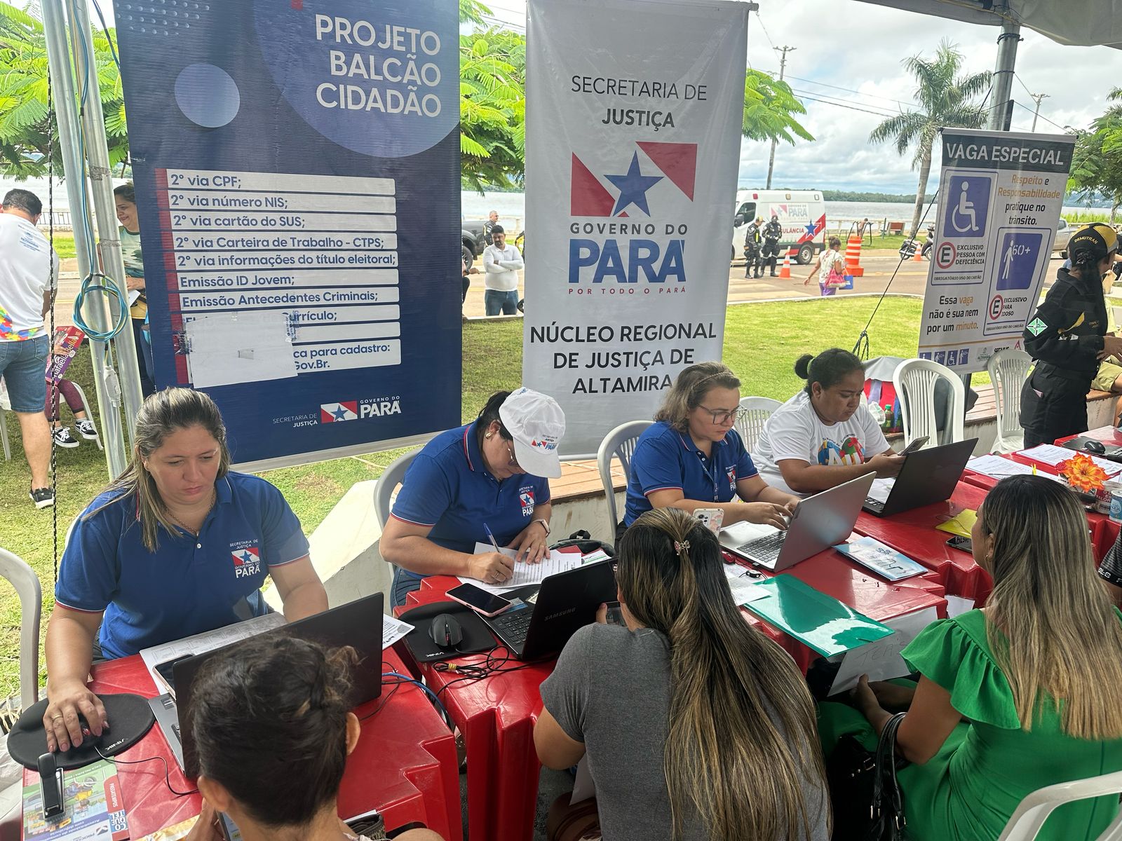 Equipe do Procon e do Núcleo Regional de Justiça de Altamira em ação pelo Abril Azul
