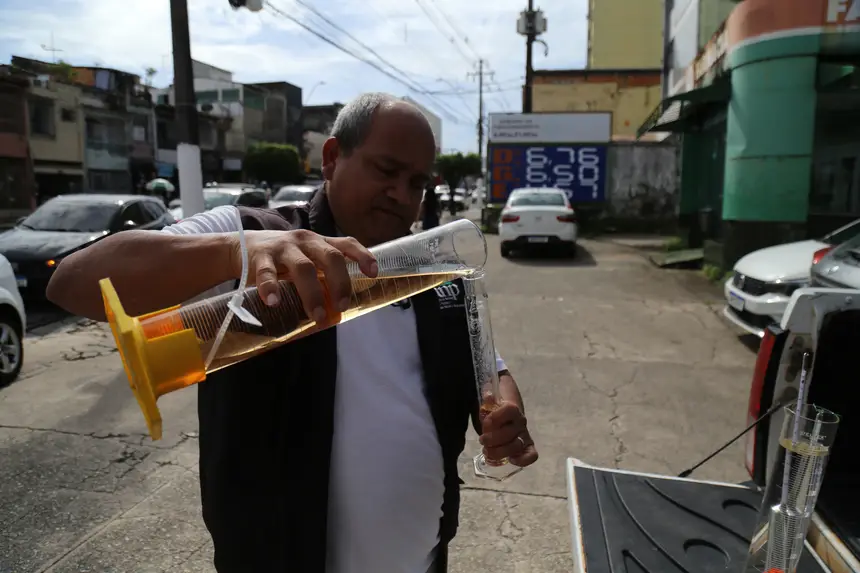 Procon fiscaliza posto