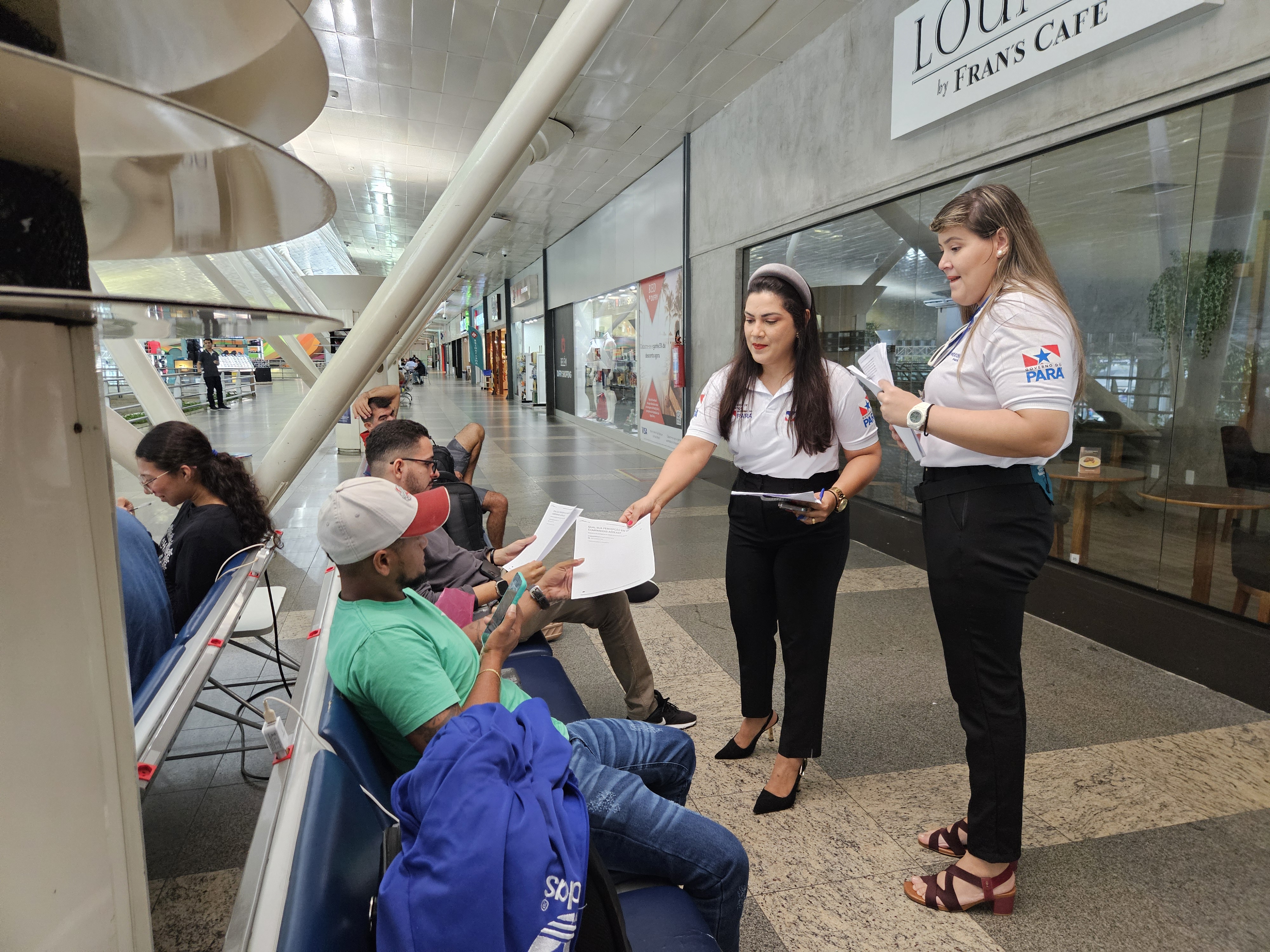 Procon Pará entrega questionário a passageiros